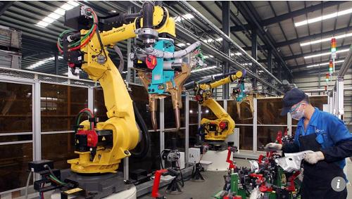 在江苏昆山的一家汽车配件厂,工业机器人正在加工汽车配件.